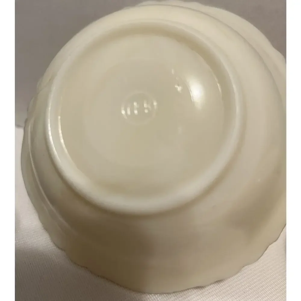 4 McKee Uranium Custard Ivory Laurel Wreath Glass Berry Bowls